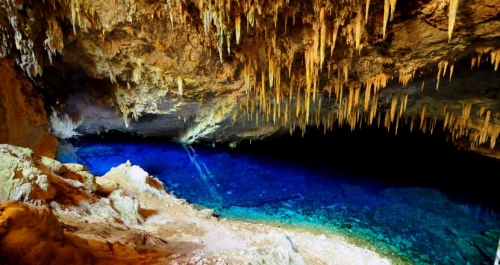 Conheça a Gruta do Lago Azul